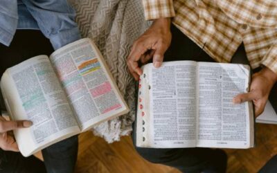 Aya 10 katika Biblia za kukusaidia unapohisi kukata tamaa