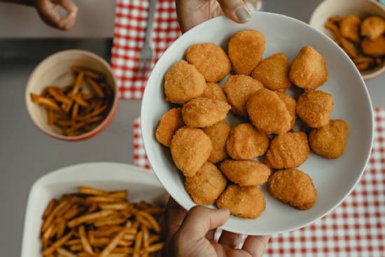 Serving plates with fried foods. These are examples of foods that can be harmful in the long run.