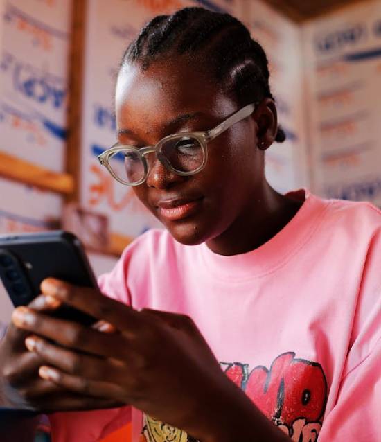 A teenager reading an article about red flags in friendship on her smartphone.