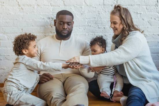 Ninawezaje Kuimarisha Uhusiano wa Kifamilia Wakati Kila Mtu Ana Shughuli Nyingi?
